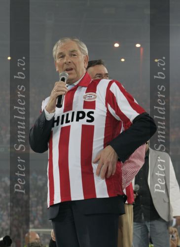 Eindhoven, 1 Mei 2007 Hulding Selektie van PSV in het PSV-stadion 2 dagen nadat zij voor de 20e maal kampioen zijn geworden van Nederland
Voorzitter Frits Schuitema spreekt de 35000 mensen toe, rechts van hem burgemester Alexander Sakkers