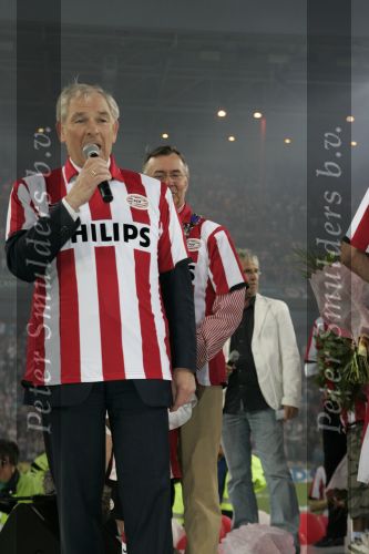 Eindhoven, 1 Mei 2007 Hulding Selektie van PSV in het PSV-stadion 2 dagen nadat zij voor de 20e maal kampioen zijn geworden van Nederland
Voorzitter Frits Schuitema spreekt de 35000 mensen toe, rechts van hem burgemester Alexander Sakkers