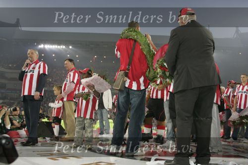 Eindhoven, 1 Mei 2007 Hulding Selektie van PSV in het PSV-stadion 2 dagen nadat zij voor de 20e maal kampioen zijn geworden van Nederland
Voorzitter Frits Schuitema spreekt de 35000 mensen toe, rechts van hem burgemester Alexander Sakkers