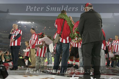 Eindhoven, 1 Mei 2007 Hulding Selektie van PSV in het PSV-stadion 2 dagen nadat zij voor de 20e maal kampioen zijn geworden van Nederland
Voorzitter Frits Schuitema spreekt de 35000 mensen toe, rechts van hem burgemester Alexander Sakkers