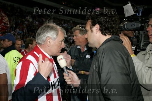 Eindhoven, 1 Mei 2007 Hulding Selektie van PSV in het PSV-stadion 2 dagen nadat zij voor de 20e maal kampioen zijn geworden van Nederland
Voorzitter Frits Schuitema was niet een van de gelukkigste mensen in het PSV stadion inzake trainer Ronald Koeman