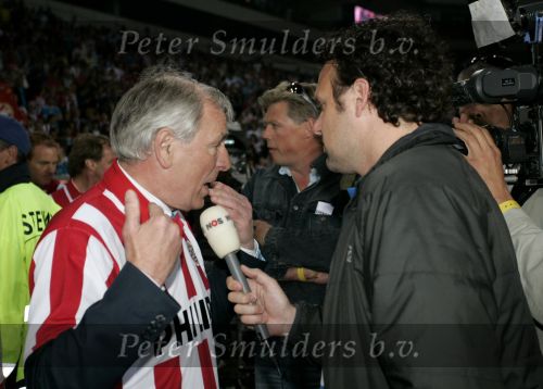 Eindhoven, 1 Mei 2007 Hulding Selektie van PSV in het PSV-stadion 2 dagen nadat zij voor de 20e maal kampioen zijn geworden van Nederland
Voorzitter Frits Schuitema was niet een van de gelukkigste mensen in het PSV stadion inzake trainer Ronald Koeman