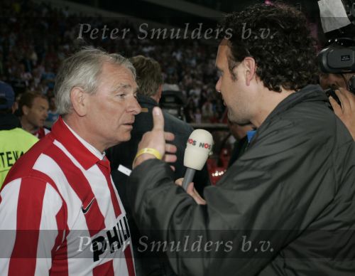 Eindhoven, 1 Mei 2007 Hulding Selektie van PSV in het PSV-stadion 2 dagen nadat zij voor de 20e maal kampioen zijn geworden van Nederland
Voorzitter Frits Schuitema was niet een van de gelukkigste mensen in het PSV stadion inzake trainer Ronald Koeman