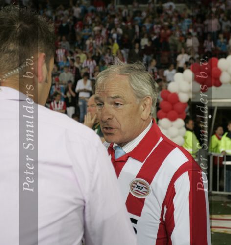 Eindhoven, 1 Mei 2007 Hulding Selektie van PSV in het PSV-stadion 2 dagen nadat zij voor de 20e maal kampioen zijn geworden van Nederland
Voorzitter Frits Schuitema was niet een van de gelukkigste mensen in het PSV stadion inzake trainer Ronald Koeman