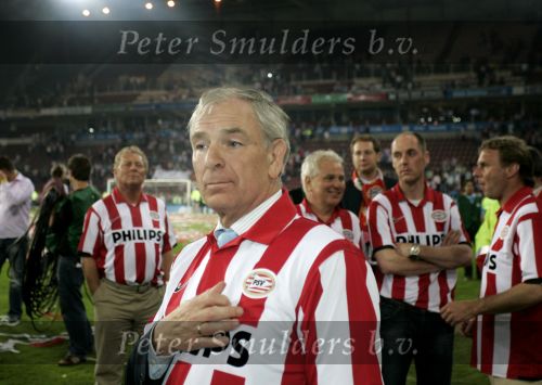 Eindhoven, 1 Mei 2007 Hulding Selektie van PSV in het PSV-stadion 2 dagen nadat zij voor de 20e maal kampioen zijn geworden van Nederland
Voorzitter Frits Schuitema was niet een van de gelukkigste mensen in het PSV stadion inzake trainer Ronald Koeman