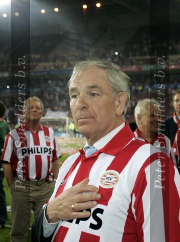 Eindhoven, 1 Mei 2007 Hulding Selektie van PSV in het PSV-stadion 2 dagen nadat zij voor de 20e maal kampioen zijn geworden van Nederland
Voorzitter Frits Schuitema was niet een van de gelukkigste mensen in het PSV stadion inzake trainer Ronald Koeman
