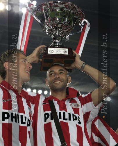 Eindhoven, 1 Mei 2007 Huldiging Selektie van PSV in het PSV-stadion 2 dagen nadat zij voor de 20e maal kampioen zijn geworden van Nederland
Gomes met Jan Kromkamp