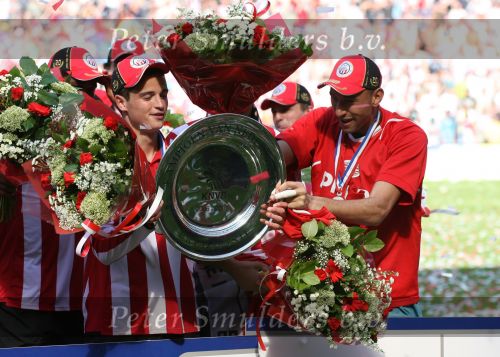 Eindhoven, 29 April 2007 Kampioenswestrijd PSV-Vitesse, eindstand 5-1
Seizoen 2006/2007 Onverwachts landskampioenschap voor PSV doordat de concurrent AZ verloor en Ajax een doelpunt tekort kwam
PSV doelman Gomes en Ibrahim Afellay zijn blij met de kampioensschaal