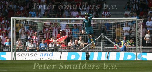 Eindhoven, 29 April 2007 Kampioenswestrijd PSV-Vitesse, eindstand 5-1
Seizoen 2006/2007 Onverwachts landskampioenschap voor PSV doordat de concurrent AZ verloor en Ajax een doelpunt tekort kwam.
Doelman Gomes maakt zijn sprongen voor aanvang van de wedstrijd