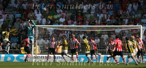 Eindhoven, 29 April 2007 Kampioenswestrijd PSV-Vitesse, eindstand 5-1
Seizoen 2006/2007 Onverwachts landskampioenschap voor PSV doordat de concurrent AZ verloor en Ajax een doelpunt tekort kwam.
gomes is de situatie meester