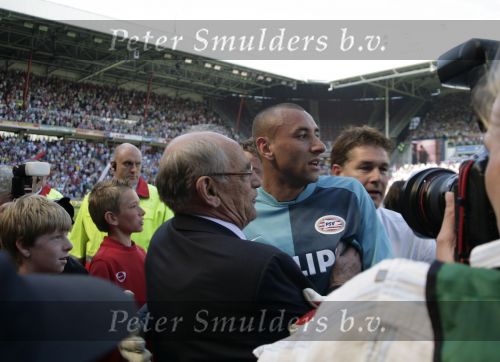 Eindhoven, 29 April 2007 Kampioenswestrijd PSV-Vitesse, eindstand 5-1
Seizoen 2006/2007 Onverwachts landskampioenschap voor PSV doordat de concurrent AZ verloor en Ajax een doelpunt tekort kwam
PSV doelman Gomes is blij
Harry v Kemenade