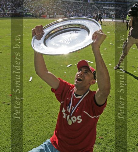 Eindhoven, 29 April 2007 Kampioenswestrijd PSV-Vitesse, eindstand 5-1
Seizoen 2006/2007 Onverwachts landskampioenschap voor PSV doordat de concurrent AZ verloor en Ajax een doelpunt tekort kwam
PSV doelman Gomes is blij met de kampioensschaal