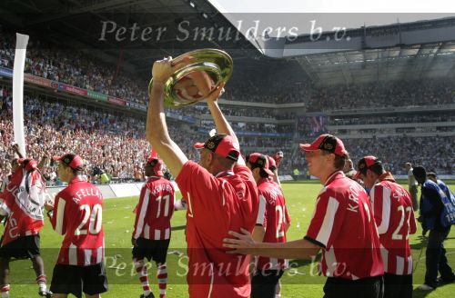 Eindhoven, 29 April 2007 Kampioenswestrijd PSV-Vitesse, eindstand 5-1
Seizoen 2006/2007 Onverwachts landskampioenschap voor PSV doordat de concurrent AZ verloor en Ajax een doelpunt tekort kwam
PSV doelman Gomes is blij met de kampioensschaal