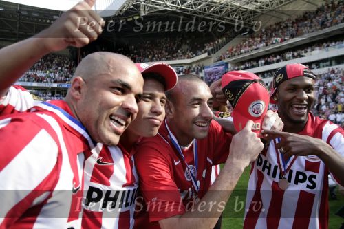 Eindhoven, 29 April 2007 Kampioenswestrijd PSV-Vitesse, eindstand 5-1
Seizoen 2006/2007 Onverwachts landskampioenschap voor PSV doordat de concurrent AZ verloor en Ajax een doelpunt tekort kwam
PSV doelman Gomes is blij samen met ALEX PSV en Eduardo Alcides