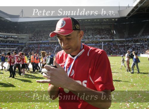 Eindhoven, 29 April 2007 Kampioenswestrijd PSV-Vitesse, eindstand 5-1
Seizoen 2006/2007 Onverwachts landskampioenschap voor PSV doordat de concurrent AZ verloor en Ajax een doelpunt tekort kwam
PSV doelman Gomes is blij en stuurt een SMS naar Brazilie