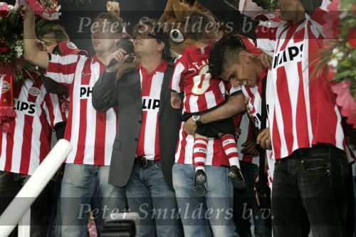 Eindhoven, 1 Mei 2007 Huldiging Selektie van PSV in het PSV-stadion 2 dagen nadat zij voor de 20e maal kampioen zijn geworden van Nederland
Optreden Guus Meeuwis met o.a. Jan Kromkamp, Phillip Cocu, Eric Addo Manuel Da costa