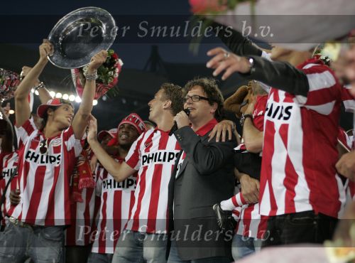 Eindhoven, 1 Mei 2007 Huldiging Selektie van PSV in het PSV-stadion 2 dagen nadat zij voor de 20e maal kampioen zijn geworden van Nederland
Optreden Guus Meeuwis met o.a. Jan Kromkamp, Jefferson Farfan, Manuel Da costa