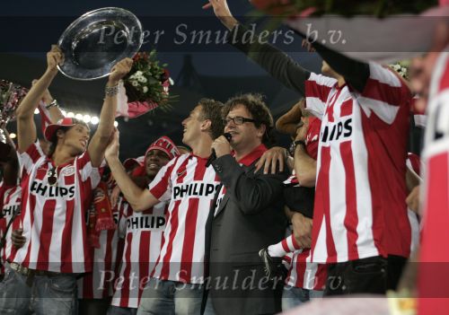 Eindhoven, 1 Mei 2007 Huldiging Selektie van PSV in het PSV-stadion 2 dagen nadat zij voor de 20e maal kampioen zijn geworden van Nederland
Optreden Guus Meeuwis met o.a. Jan Kromkamp, Phillip Cocu, Eric Addo Manuel Da costa