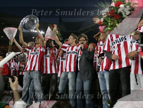 Eindhoven, 1 Mei 2007 Huldiging Selektie van PSV in het PSV-stadion 2 dagen nadat zij voor de 20e maal kampioen zijn geworden van Nederland
Optreden Guus Meeuwis met o.a. Jan Kromkamp, Phillip Cocu, Eric Addo Manuel Da costa
