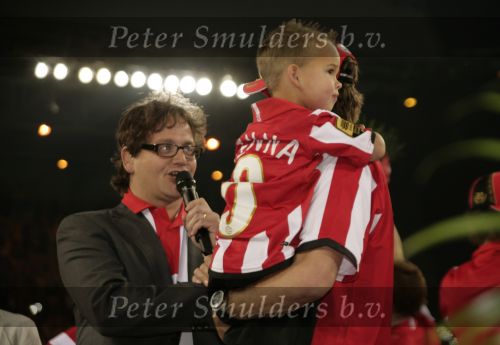 Eindhoven, 1 Mei 2007 Huldiging Selektie van PSV in het PSV-stadion 2 dagen nadat zij voor de 20e maal kampioen zijn geworden van Nederland
Optreden Guus Meeuwis met Phillip Cocu en zoontje