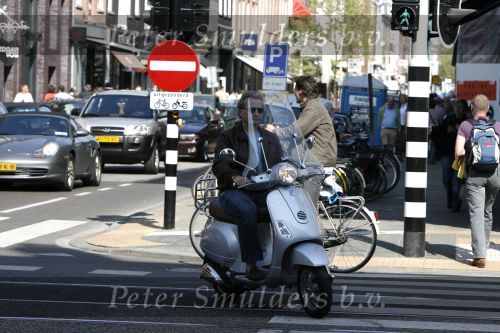 Amsterdam 22 april 2007
Hans en Connie Breukhoven met scooter bij het Amstel Hotel en samen ijsje eten.