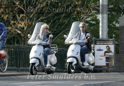 Amsterdam 22 april 2007
Hans en Connie Breukhoven met scooter bij het Amstel Hotel en samen ijsje eten.