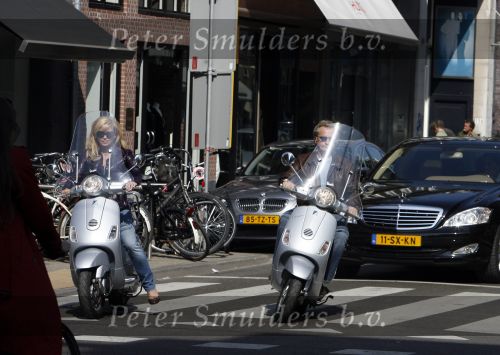 Amsterdam 22 april 2007
Hans en Connie Breukhoven met scooter bij het Amstel Hotel en samen ijsje eten.