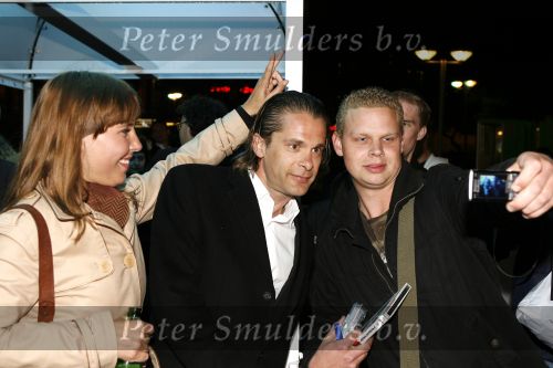 Amsterdam 7 mei 2007
Premiere amerikaanse uitvoering van de film interview in Tuschinski. Nova v Dijk en Hans Teeuwen met fan