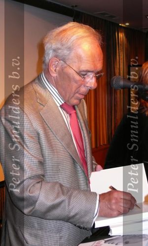 Eindhoven, 7 Mei 2007
Oud PSV-voorzitter Harry v Raaij signeert zijn boek