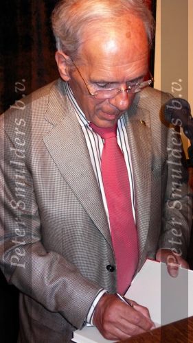 Eindhoven, 7 Mei 2007
Oud PSV-voorzitter Harry v Raaij signeert zijn boek