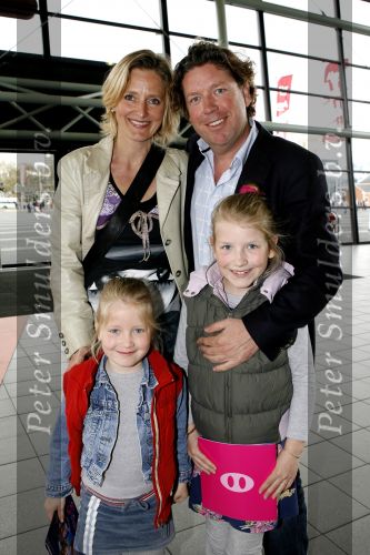 Rotterdam 7 april 2007
Premiere K3 in ahoy. Henkjan Smits met zonnebril en gezin