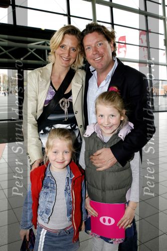 Rotterdam 7 april 2007
Premiere K3 in ahoy. Henkjan Smits met zonnebril en gezin
