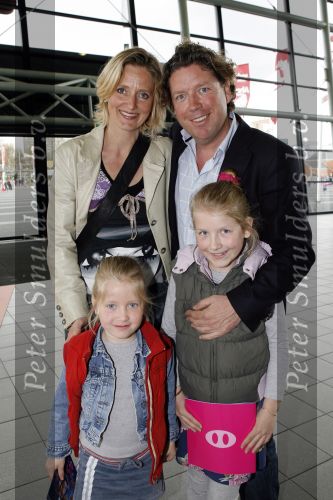 Rotterdam 7 april 2007
Premiere K3 in ahoy. Henkjan Smits met zonnebril en gezin