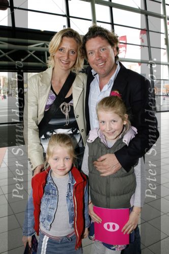 Rotterdam 7 april 2007
Premiere K3 in ahoy. Henkjan Smits met zonnebril en gezin