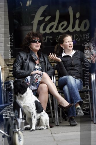 Amsterdam 17 april 2007
Henriette Tol met dochter op terras