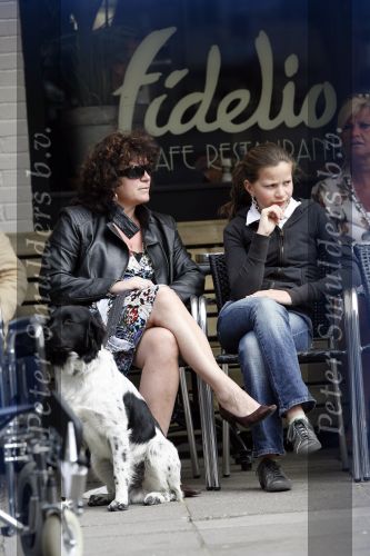 Amsterdam 17 april 2007
Henriette Tol met dochter op terras