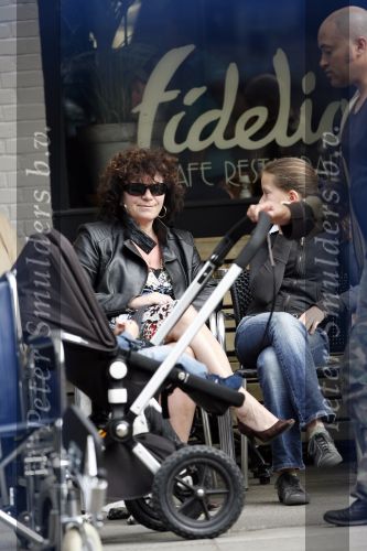 Amsterdam 17 april 2007
Henriette Tol met dochter op terras