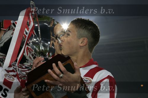 Eindhoven, 2 Mei 2007 Twee dagen na het onverwachte landskampioenschap van PSV Seizoen 2006/2007 was er een huldiging voor de PSV Selektie.
Op de foto Ibrahim Afellay de stadsbeker kussend