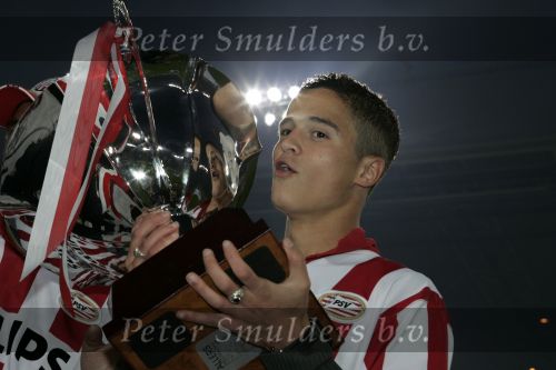 Eindhoven, 2 Mei 2007 Twee dagen na het onverwachte landskampioenschap van PSV Seizoen 2006/2007 was er een huldiging voor de PSV Selektie.
Op de foto Ibrahim Afellay met de stadsbeker