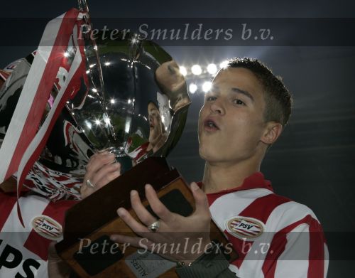 Eindhoven, 2 Mei 2007 Twee dagen na het onverwachte landskampioenschap van PSV Seizoen 2006/2007 was er een huldiging voor de PSV Selektie.
Op de foto Ibrahim Afellay met de stadsbeker