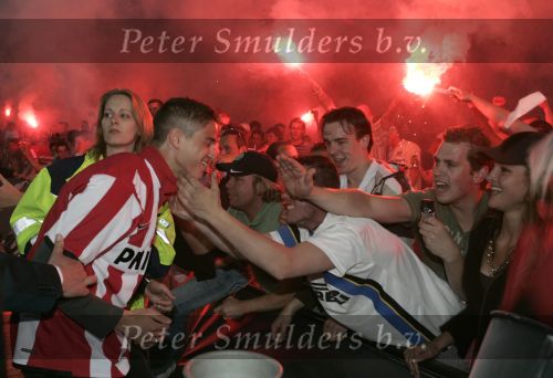 Eindhoven, 2 Mei 2007 Twee dagen na het onverwachte landskampioenschap van PSV Seizoen 2006/2007 was er een huldiging voor de PSV Selektie.
Op de foto Ibrahim Afellay met supporters
