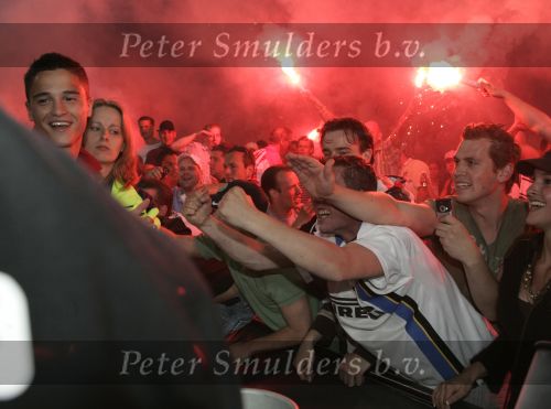 Eindhoven, 2 Mei 2007 Twee dagen na het onverwachte landskampioenschap van PSV Seizoen 2006/2007 was er een huldiging voor de PSV Selektie.
Op de foto Ibrahim Afellay met supporters
