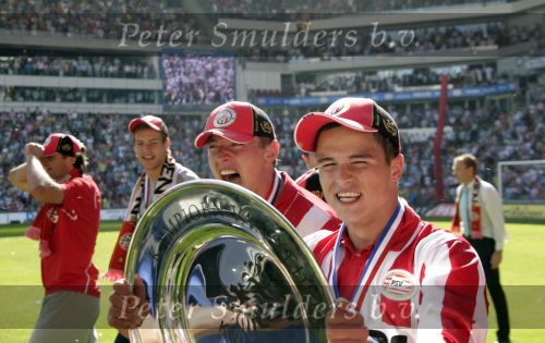 Eindhoven, 29 April 2007 Kampioenswestrijd PSV-Vitesse, eindstand 5-1
Seizoen 2006/2007 Onverwachts landskampioenschap voor PSV doordat de concurrent AZ verloor en Ajax een doelpunt tekort kwam
Ibrahim Afellay met de kampioensschaal