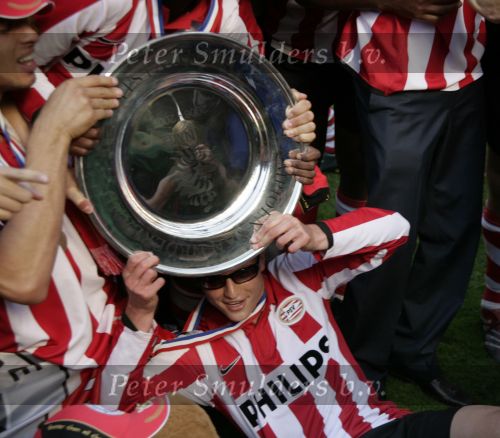 Eindhoven, 29 April 2007 Kampioenswestrijd PSV-Vitesse, eindstand 5-1
Seizoen 2006/2007 Onverwachts landskampioenschap voor PSV doordat de concurrent AZ verloor en Ajax een doelpunt tekort kwam
Ibrahim Afellay met de kampioensschaal