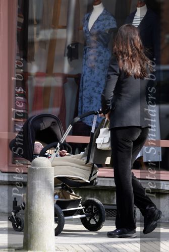 Amsterdam 14 april 2007
Irene v d Laar met baby aan het wandelen en winkelen.