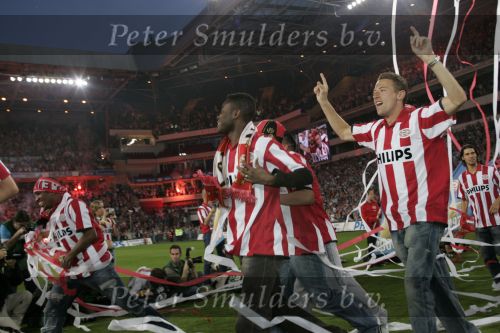Eindhoven, 2 Mei 2007 Twee dagen na het onverwachte landskampioenschap van PSV Seizoen 2006/2007 was er een huldiging voor de PSV Selektie.
Op de foto Jan Kromkamp met Eric Addo en Jefferson Farfan