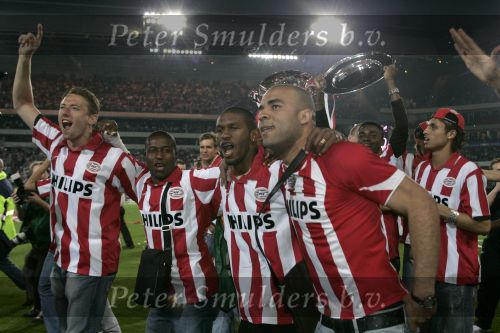 Eindhoven, 2 Mei 2007 Twee dagen na het onverwachte landskampioenschap van PSV Seizoen 2006/2007 was er een huldiging voor de PSV Selektie.
Op de foto Jan Kromkamp met Edison Mendez, Eduardo Alcides en Alex PSV