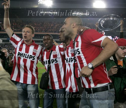 Eindhoven, 2 Mei 2007 Twee dagen na het onverwachte landskampioenschap van PSV Seizoen 2006/2007 was er een huldiging voor de PSV Selektie.
Op de foto Jan Kromkamp met Edison Mendez, Eduardo Alcides en Alex PSV
