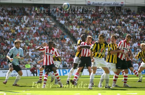 Eindhoven, 29 April 2007 Kampioenswestrijd PSV-Vitesse, eindstand 5-1
Seizoen 2006/2007 Onverwachts landskampioenschap voor PSV doordat de concurrent AZ verloor en Ajax een doelpunt tekort kwam.
Jan Kromkamp in de tang
