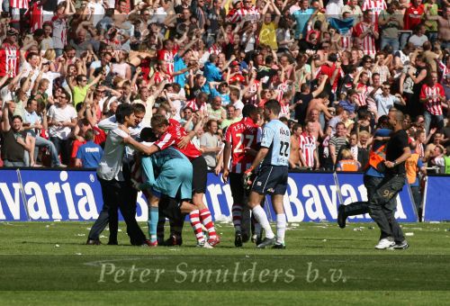 Eindhoven, 29 April 2007 Kampioenswestrijd PSV-Vitesse, eindstand 5-1
Seizoen 2006/2007 Onverwachts landskampioenschap voor PSV doordat de concurrent AZ verloor en Ajax een doelpunt tekort kwam.
Jan Kromkamp is blij en opgelucht